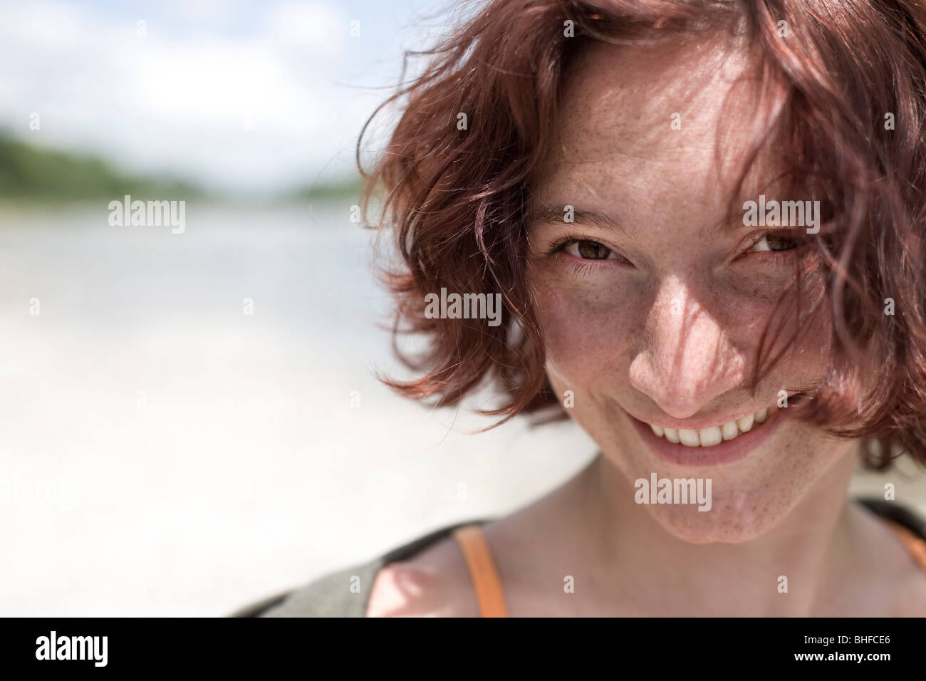 Metà donna adulta sorridente alla fotocamera, Monaco di Baviera, Germania Foto Stock