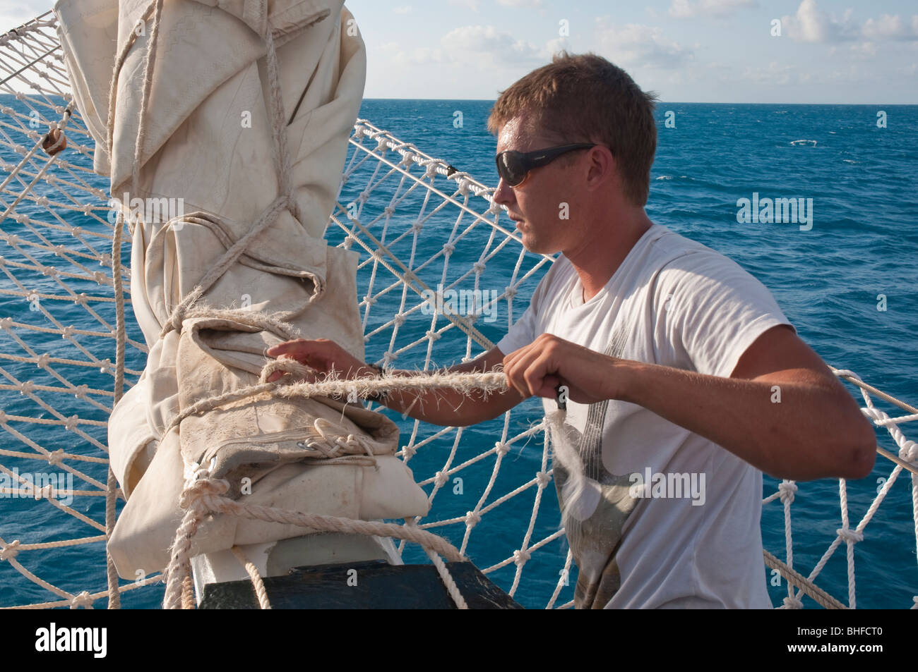 Equipaggio di una barca a vela Tall Ship, il Solway lass, al lavoro mentre la crociera alla Grande Barriera Corallina Foto Stock