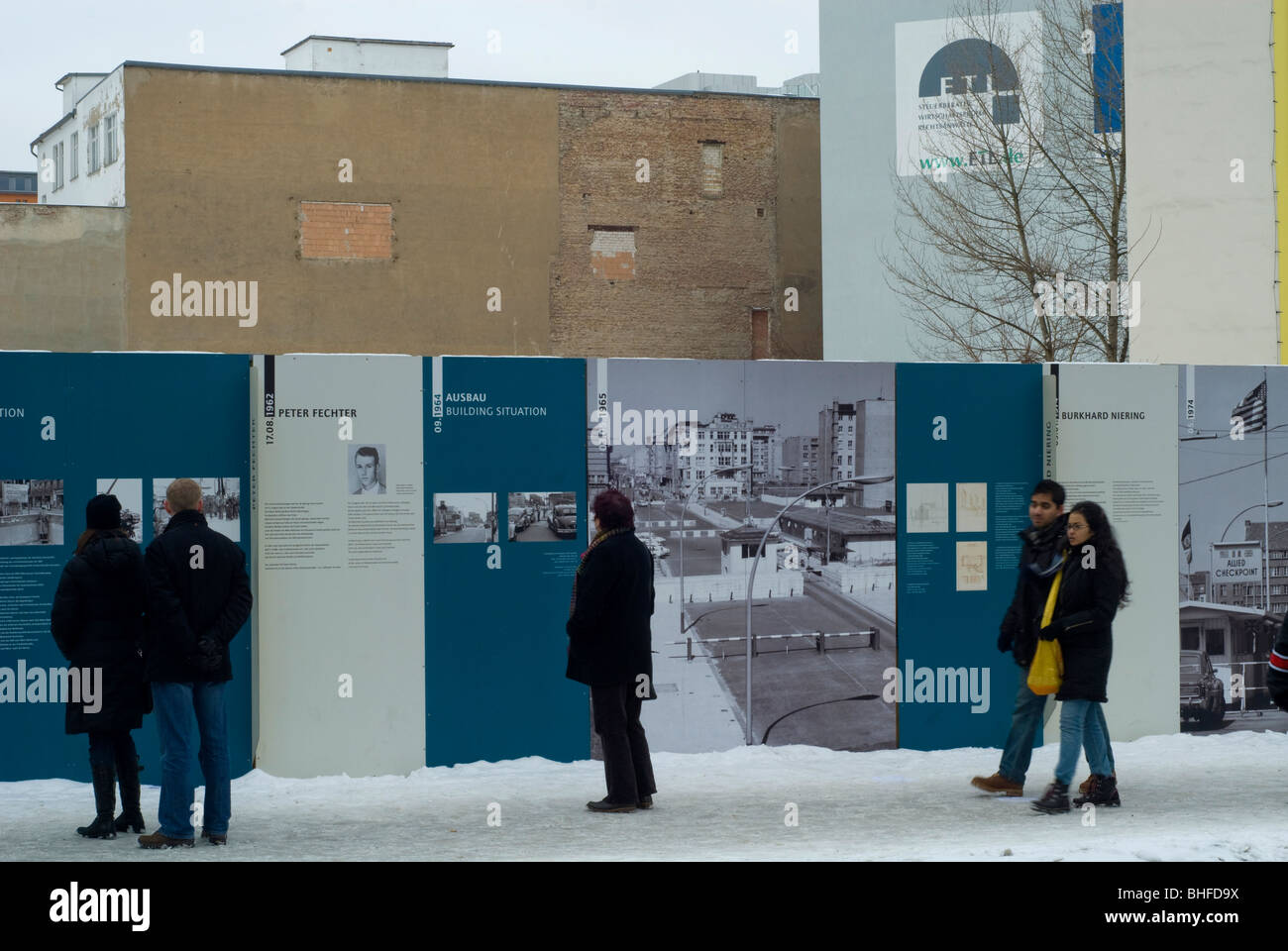 Mostra fotografica sulla storia del muro di Berlino a Cehckpoint Charlie nella ex Berlino Est Europa Germania Foto Stock