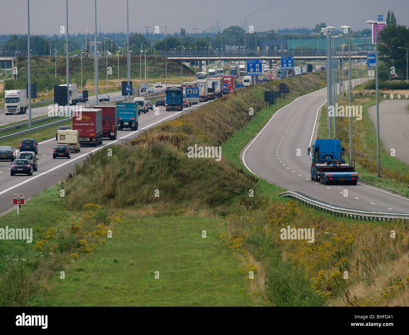 Il belga autostrada E19 in direzione nord attraverso il confine con i Paesi Bassi. Hazeldonk zona di confine. Foto Stock