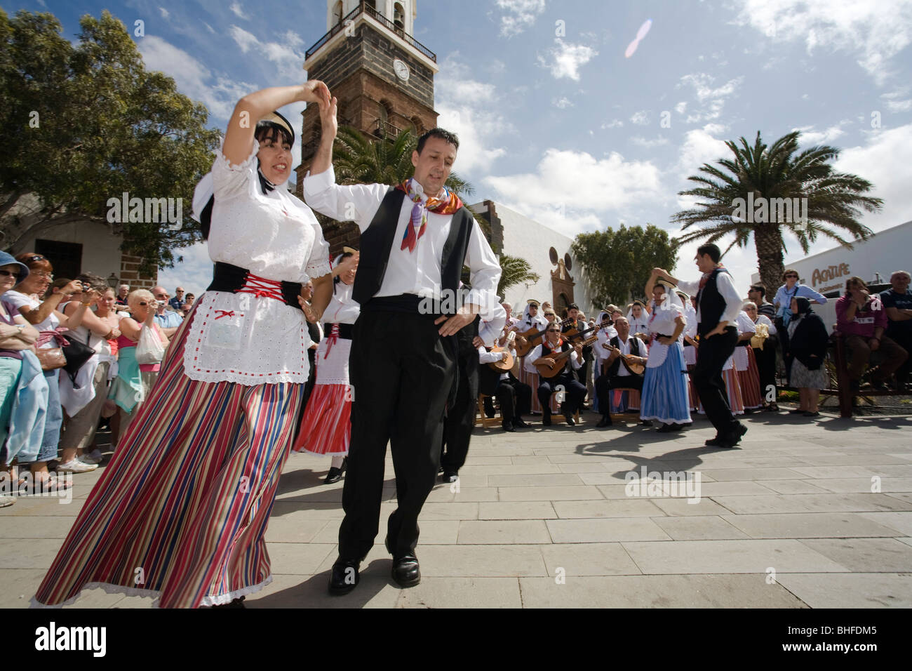 Ballo folk sulla piazza del mercato presso il mercato della domenica, Teguise, Lanzarote, Isole Canarie, Spagna, Europa Foto Stock