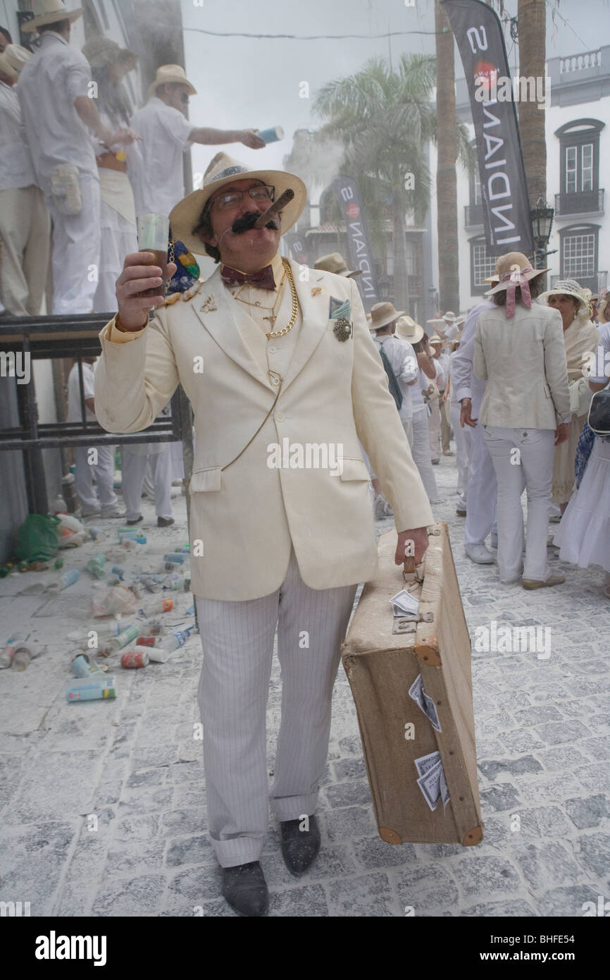 Uomo in costume con la valigia, polvere di talco battaglia, festival locale, revival del rimpatrio per gli emigranti, Fiesta de los ho Foto Stock