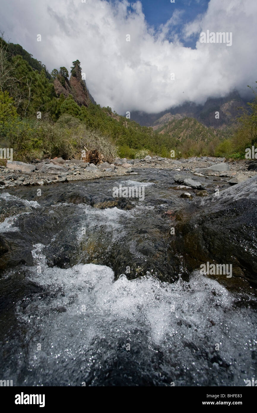 Fiume che scorre attraverso il paesaggio montuoso, Rio de Taburiente, Playa de Taburiente, roccia vulcanica formazione, Roque Huso, Nazione Foto Stock