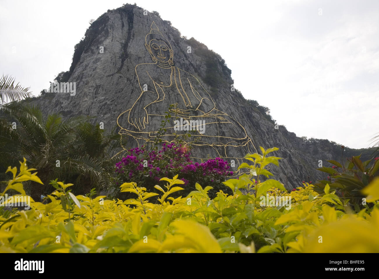 Il Buddha Mountain sotto il cielo velato, Chonburi Provincia, Thailandia, Asia Foto Stock