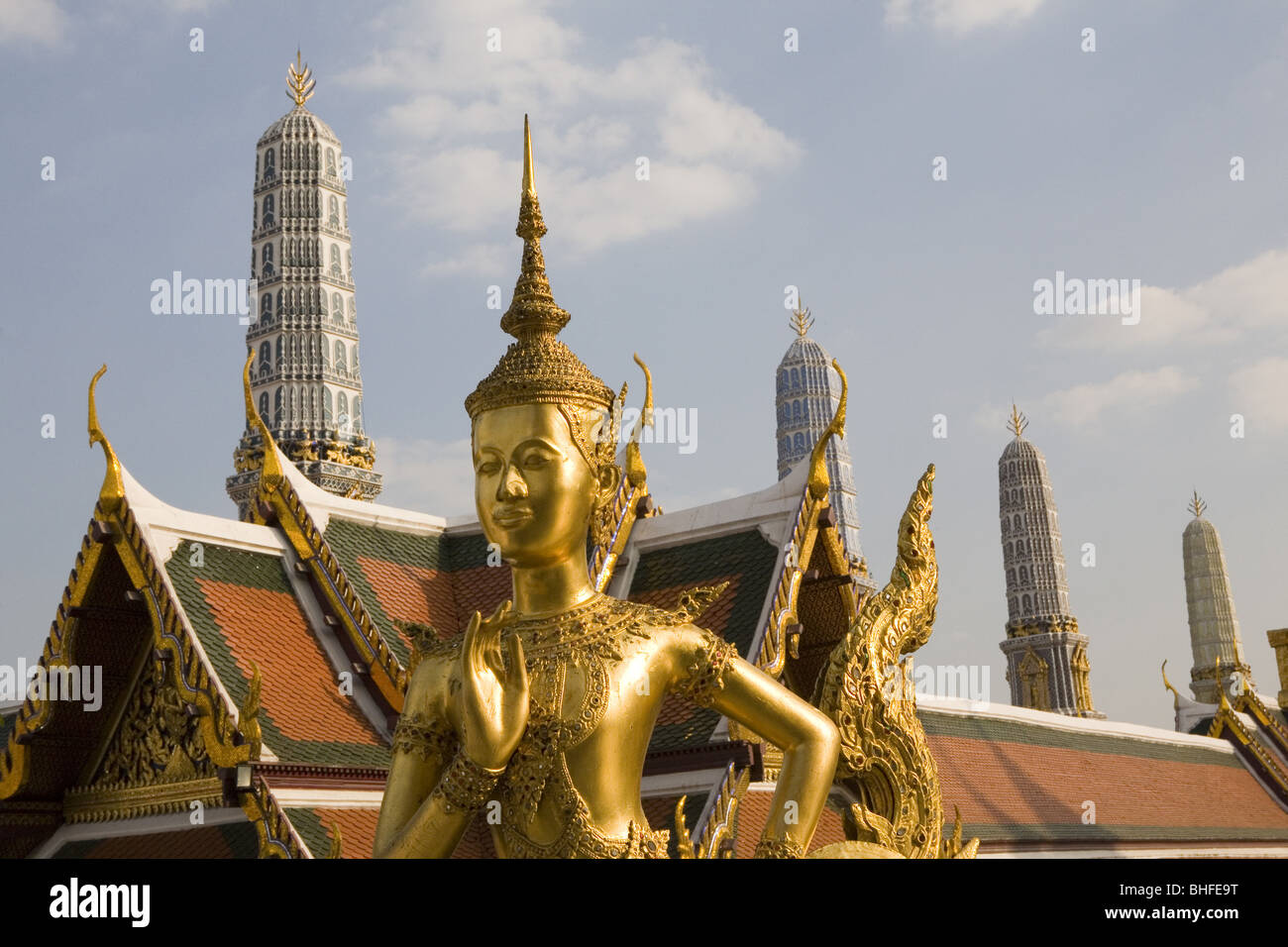 Statua, torri e tetti del Gran Palazzo Reale di Bangkok, Tailandia, Asia Foto Stock