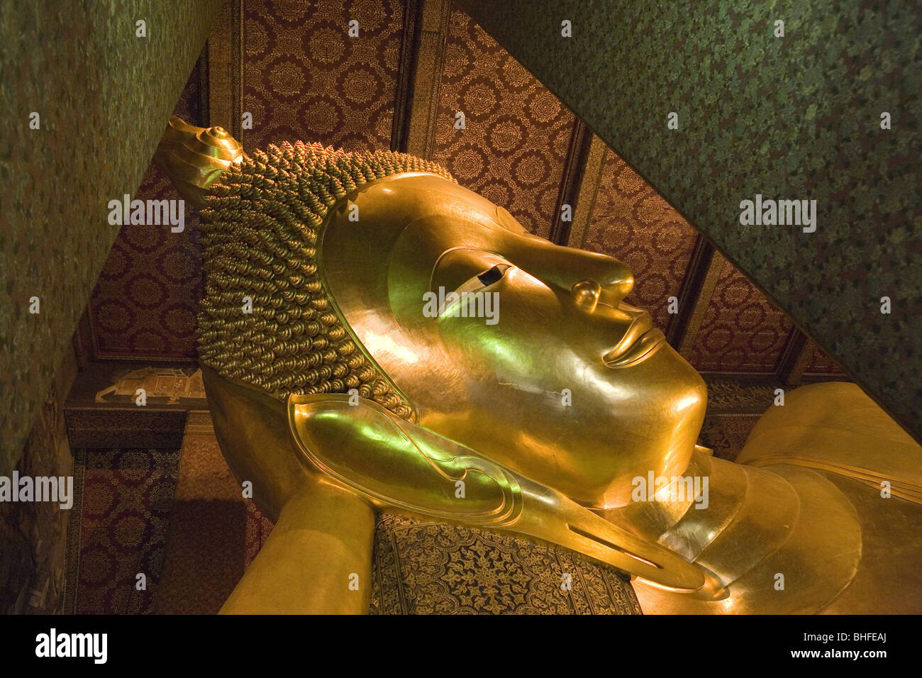 Giacente statua del Buddha al Wat Po, Bangkok, Thailandia, Asia Foto Stock