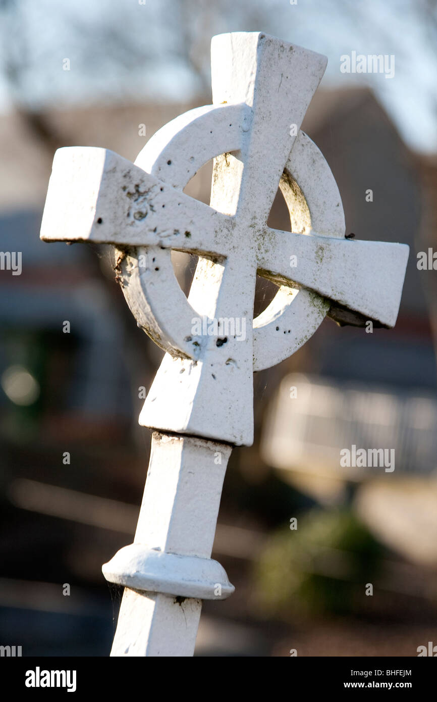 Croce celtica, Adare Village, Irlanda Foto Stock