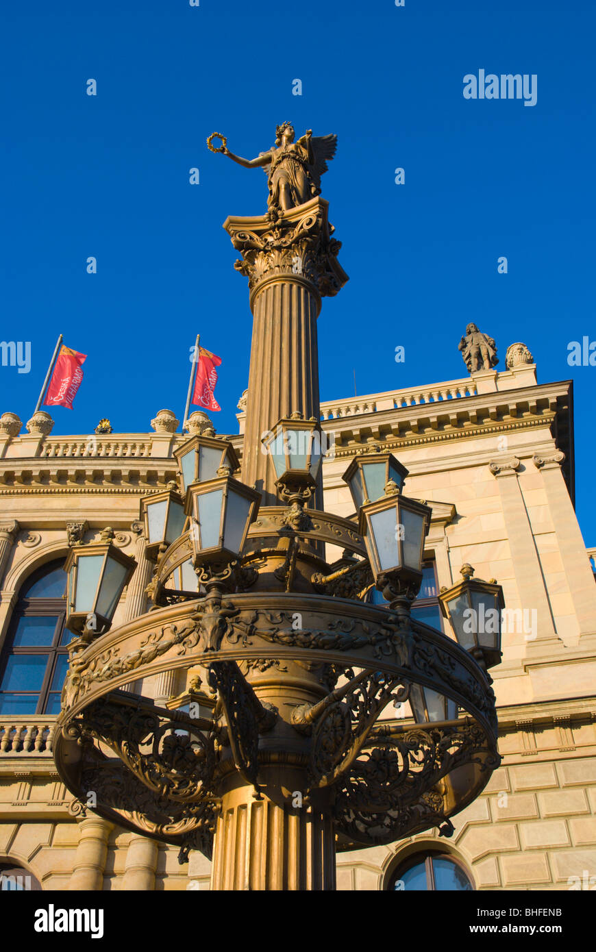 Statua che si trova nella parte anteriore del Rudolfinum Josefov Praga Repubblica Ceca Europa Foto Stock