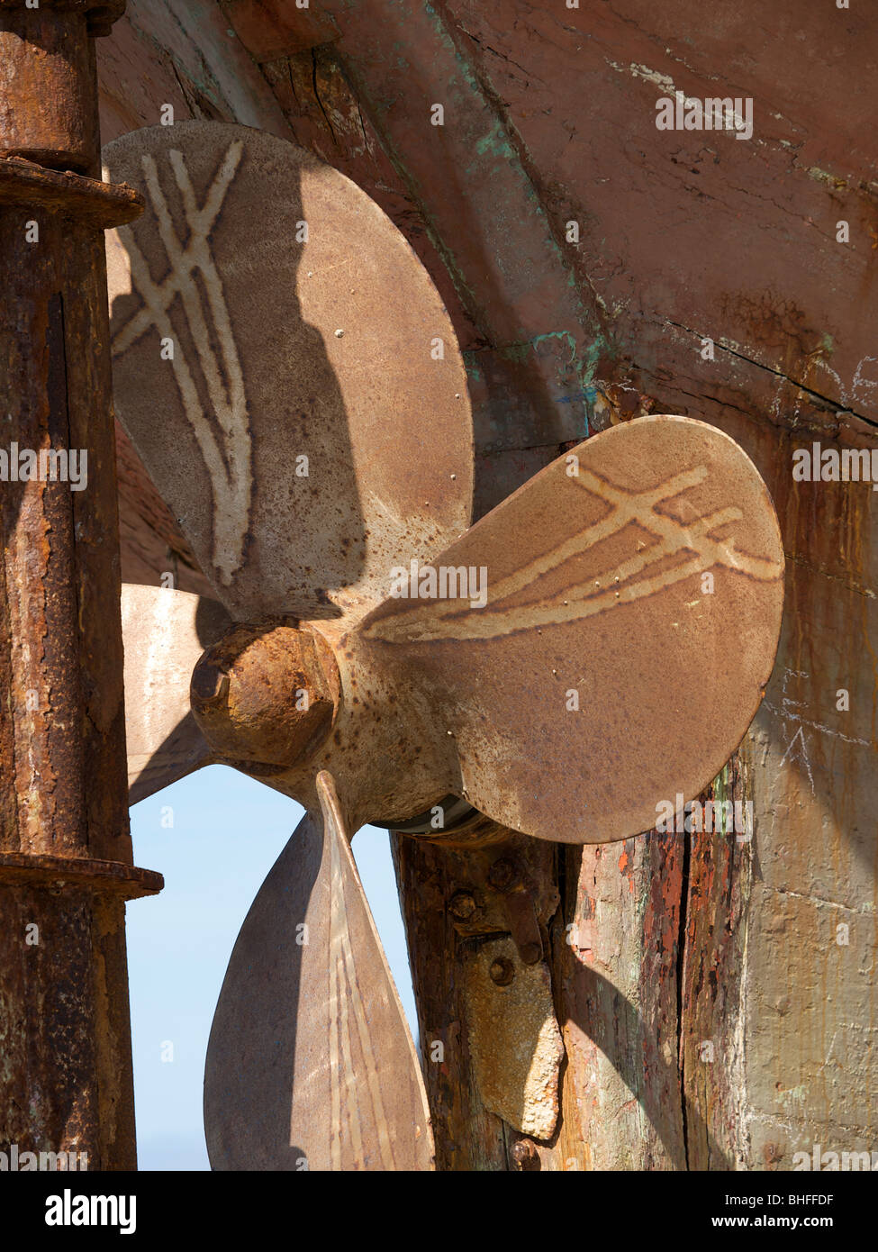 Rusty quattro navi di lama propulsore di una negligente barca da pesca in Camaret sur Mer, Bretagna Francia Foto Stock