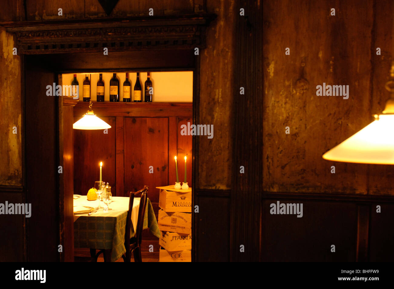 Vista attraverso una porta aperta al ristorante la sera, Guesthouse Zur Rose,  Cortaccia sulla Strada del Vino Alto Adige, Italia, Europa Foto stock -  Alamy