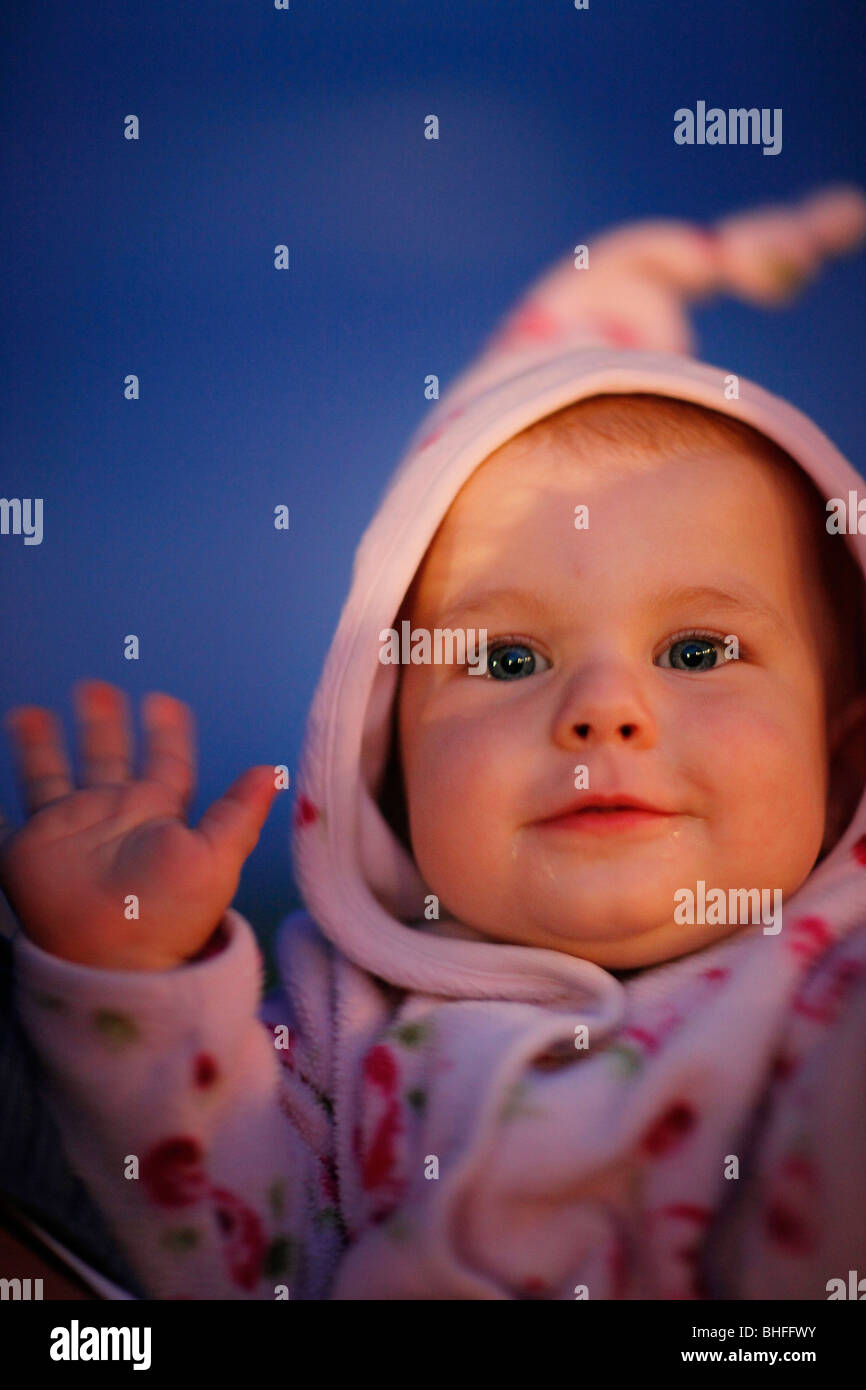Baby girl (6-11 mese) sorridente, Munsing, Baviera, Germania Foto Stock