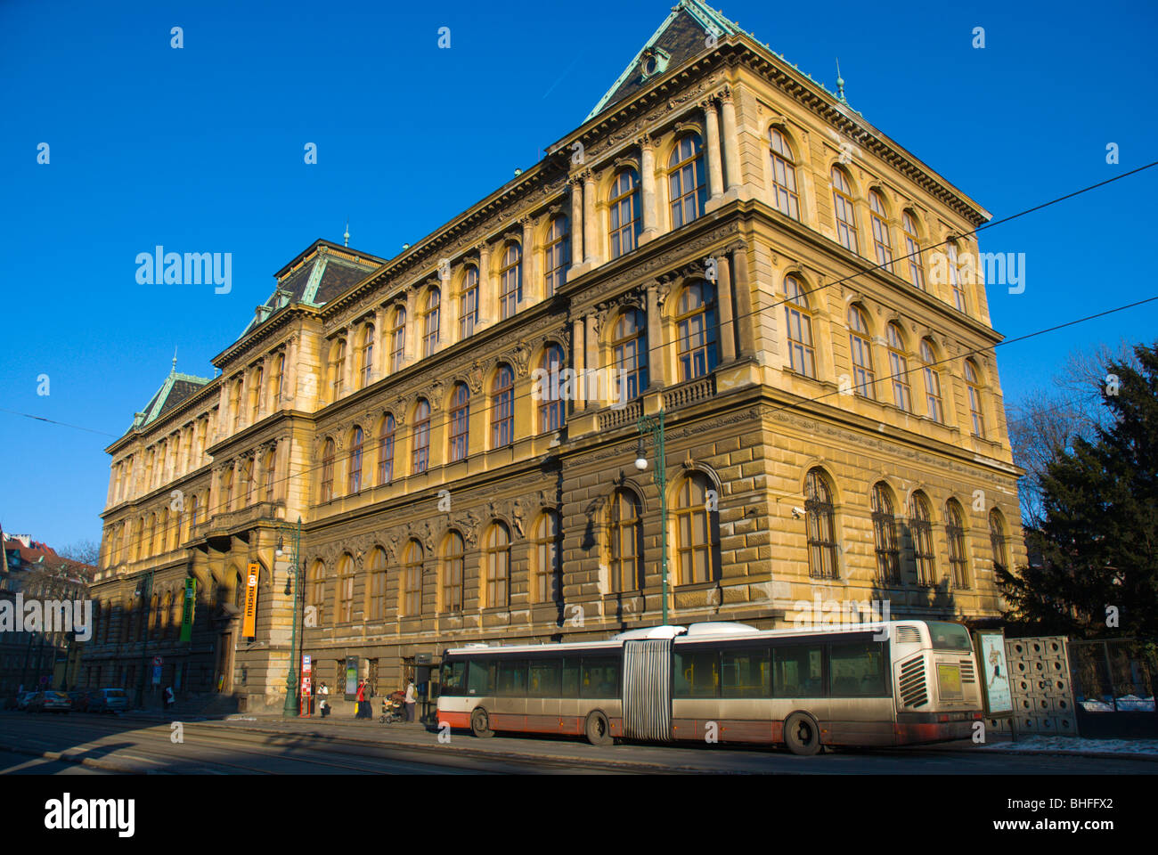 Il bus 133 a Staromestska fermata in da di UPM museo Josefov Praga Repubblica Ceca Europa Foto Stock