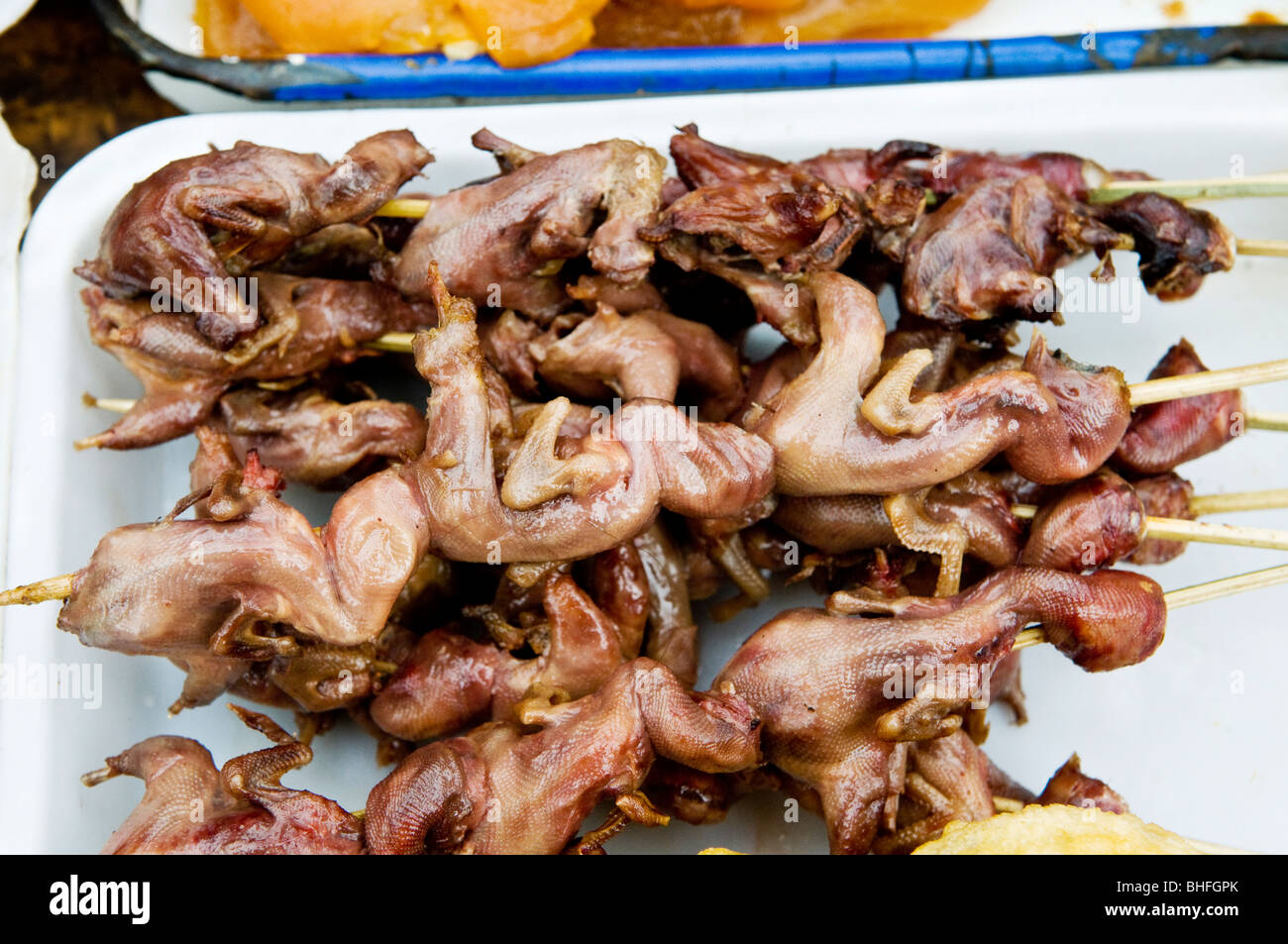 Baby pulcini sono una strada popolare snack in Cina. Foto Stock