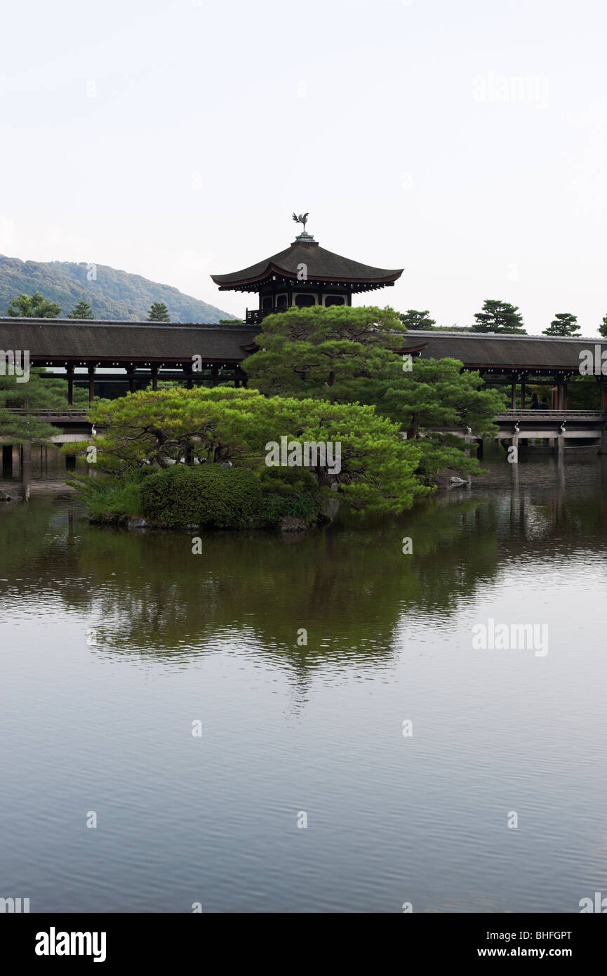 Il ponte Taiheikaku nel tradizionale giapponese giardini passeggiando a Kyoto il Santuario Heian. Foto Stock