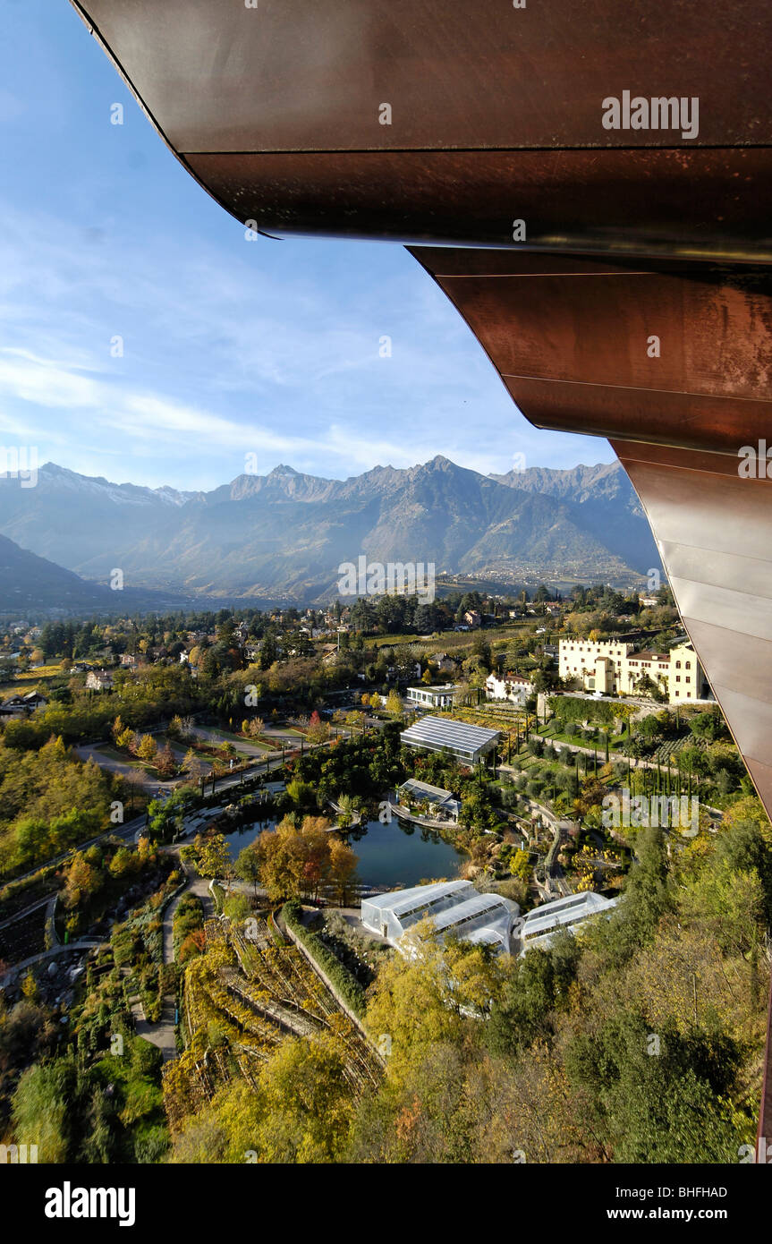 Vista sul Castello di Trauttmansdorff e il suo giardino botanico a Merano in Val Venosta, Alto Adige, Italia, Europa Foto Stock