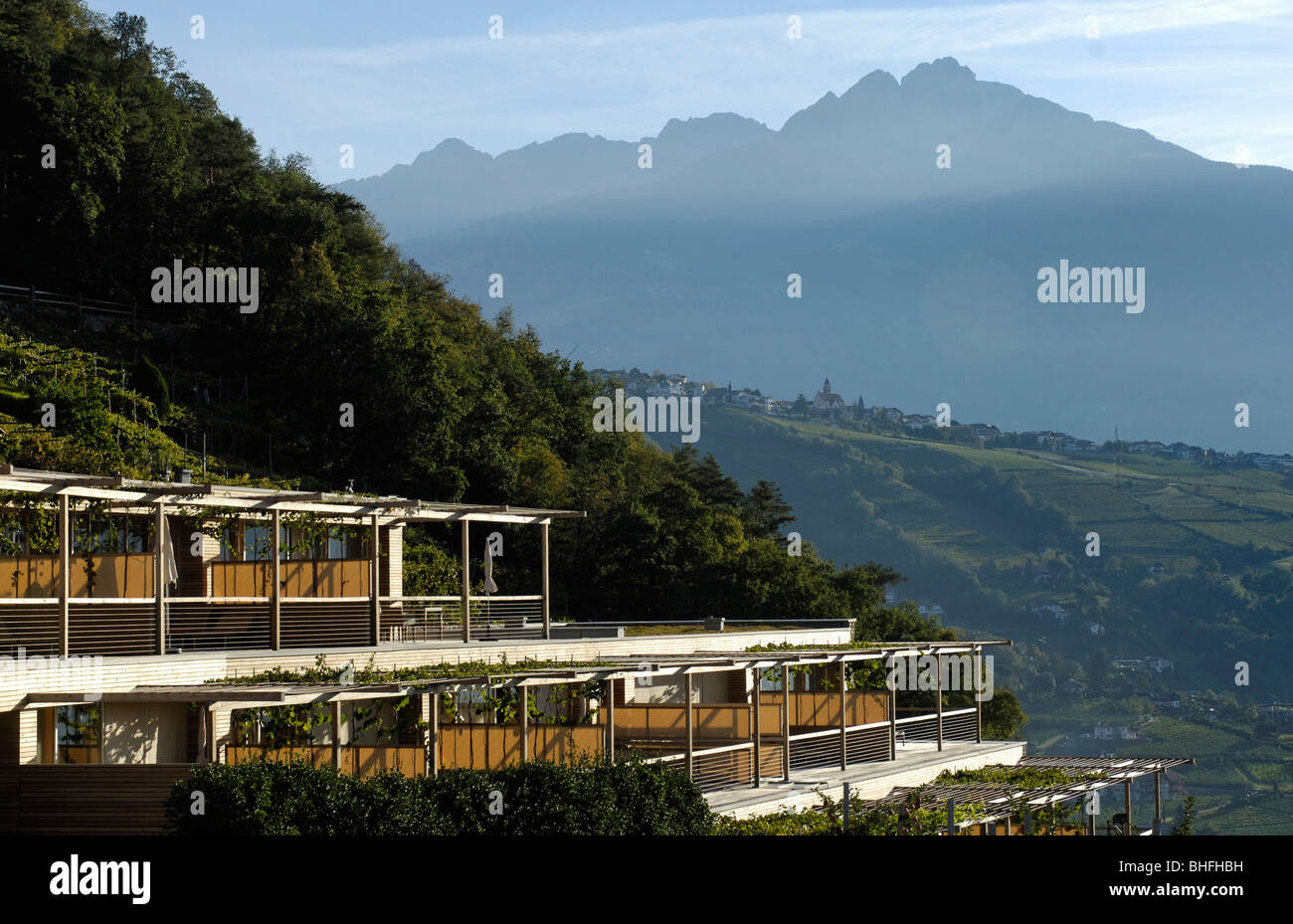 Terrazze del design hotel Pergola Residence nella luce del sole, Merano,  Val Venosta, Alto Adige, Italia, Europa Foto stock - Alamy