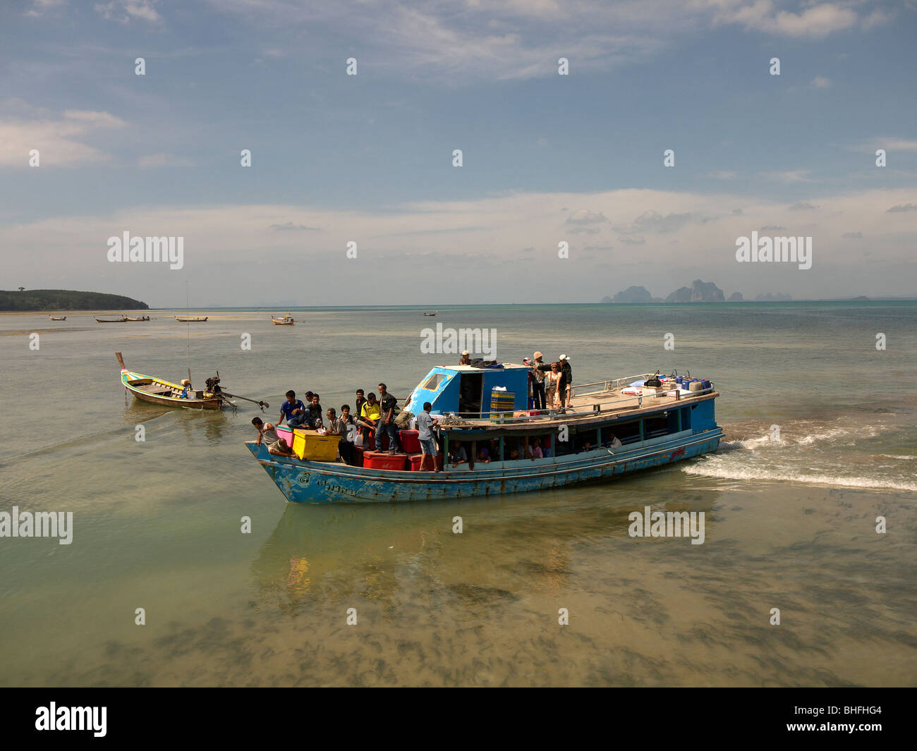 Ferry boat con islander su Ko Muk,Mare delle Andamane,Thailandia Foto Stock