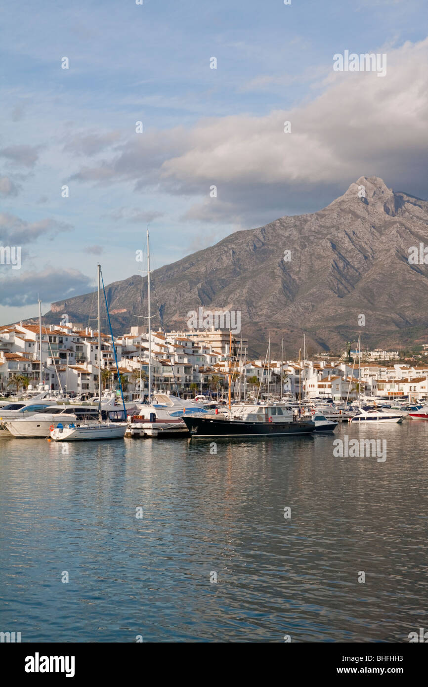Yacht di lusso il porto di Puerto Banus a fronte di La Concha, Marbella - Andalusia, Spagna Foto Stock
