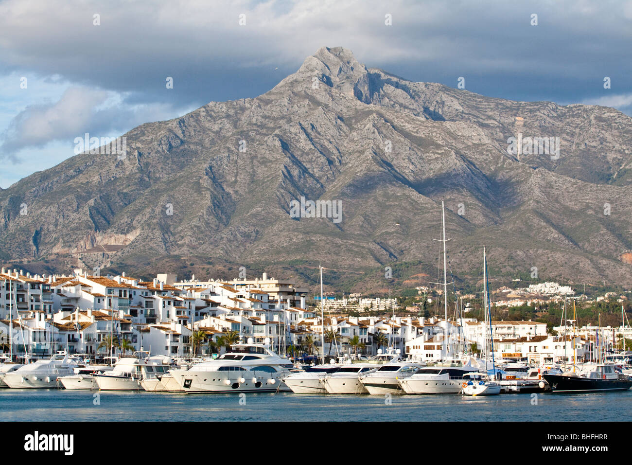 Mountain "La Conca" dietro al lussuoso porto turistico di Puerto Banus, Marbella - Andalusia, Spagna Foto Stock