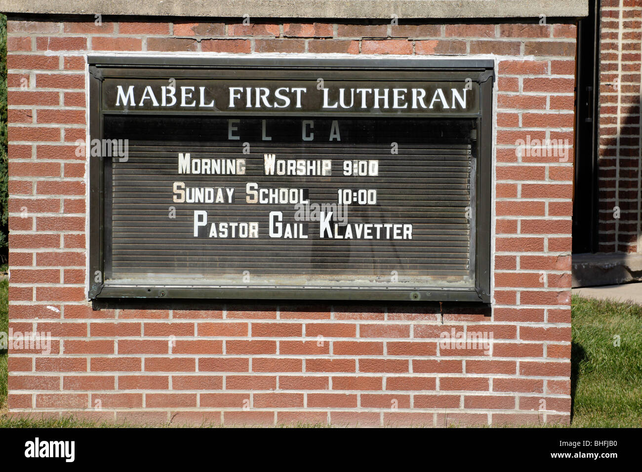 Segno di fronte Mabel Minnesota prima chiesa luterana, parte della Chiesa Evangelica Luterana in America Foto Stock