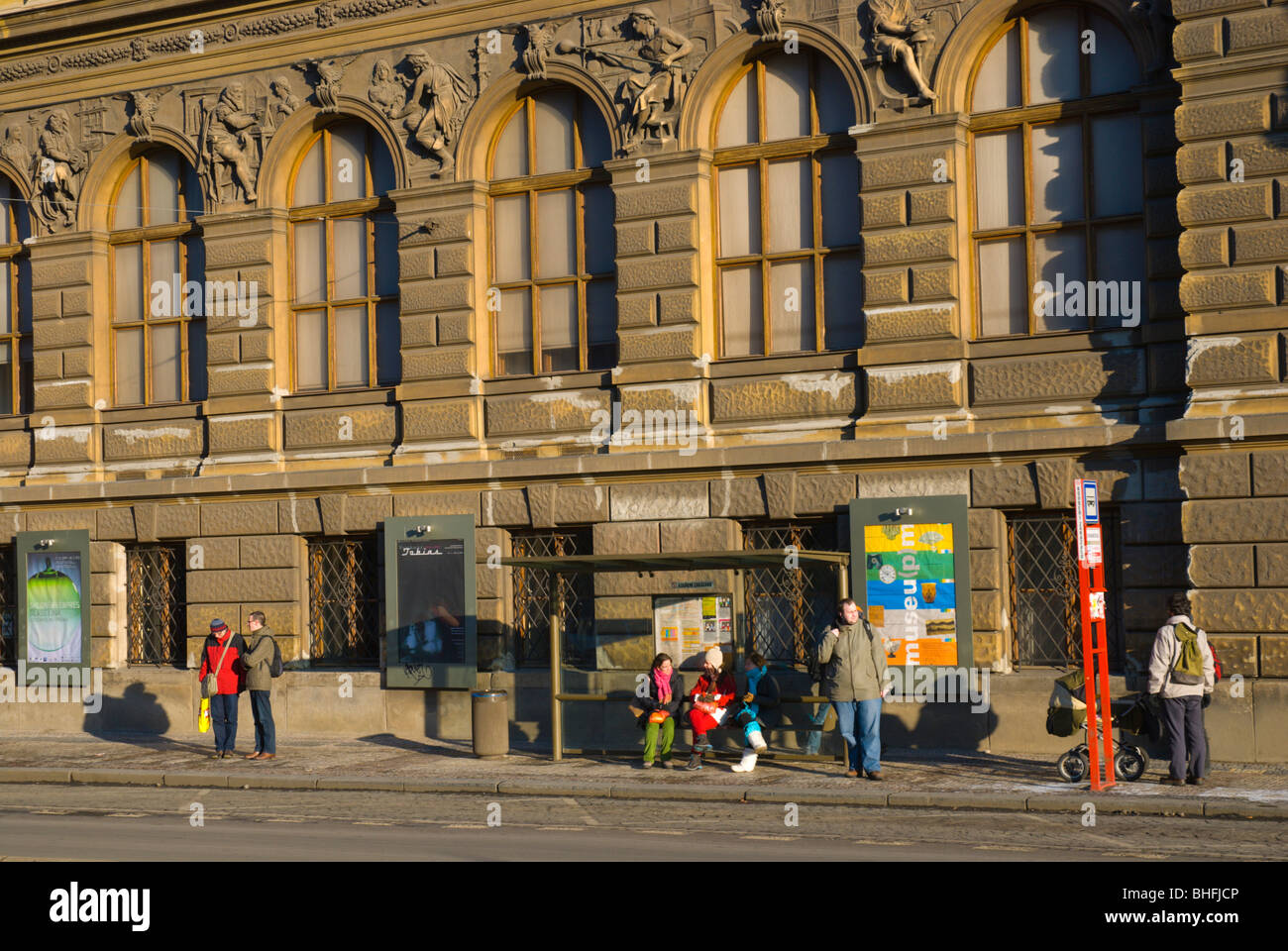 Persone in attesa per il bus 133 Staromestska fermata Josefov Praga Repubblica Ceca Europa Foto Stock