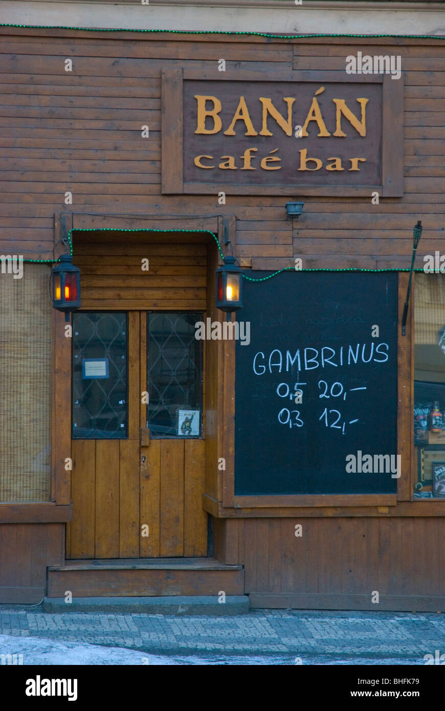 Banan cafe bar esterno (chiuso come di 2011) con segno a basso costo per la birra Prokopovo namesti Zizkov Praga Repubblica Ceca Europa Foto Stock