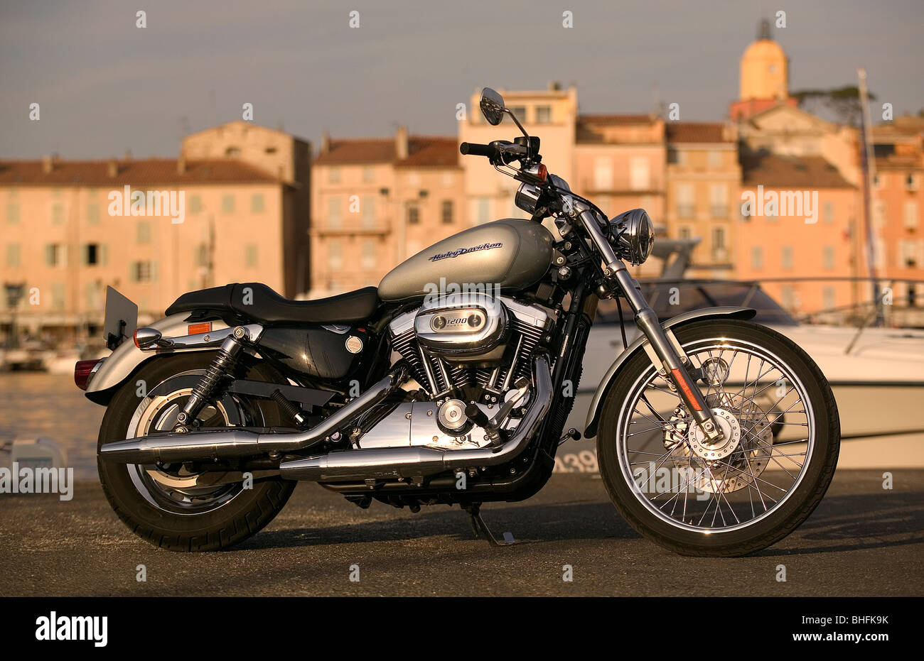 Harley Davidson Sportster 1200 parcheggiato a St Trodez harbour Francia Foto Stock