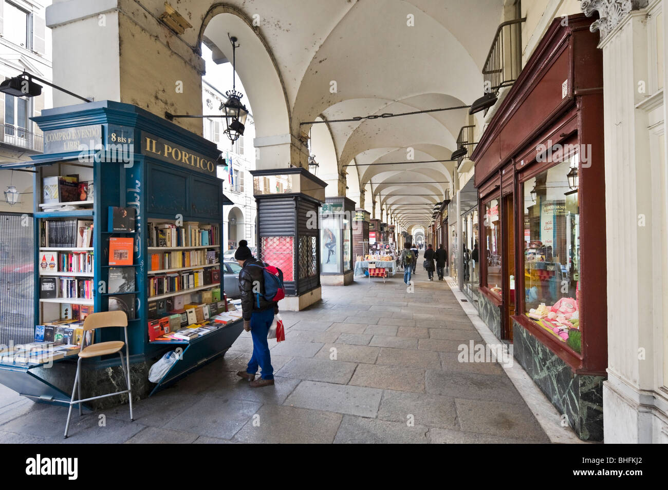 Libro di seconda mano in stallo e negozi in un portico lungo la Via Po nel centro storico di Torino, Piemonte, Italia Foto Stock