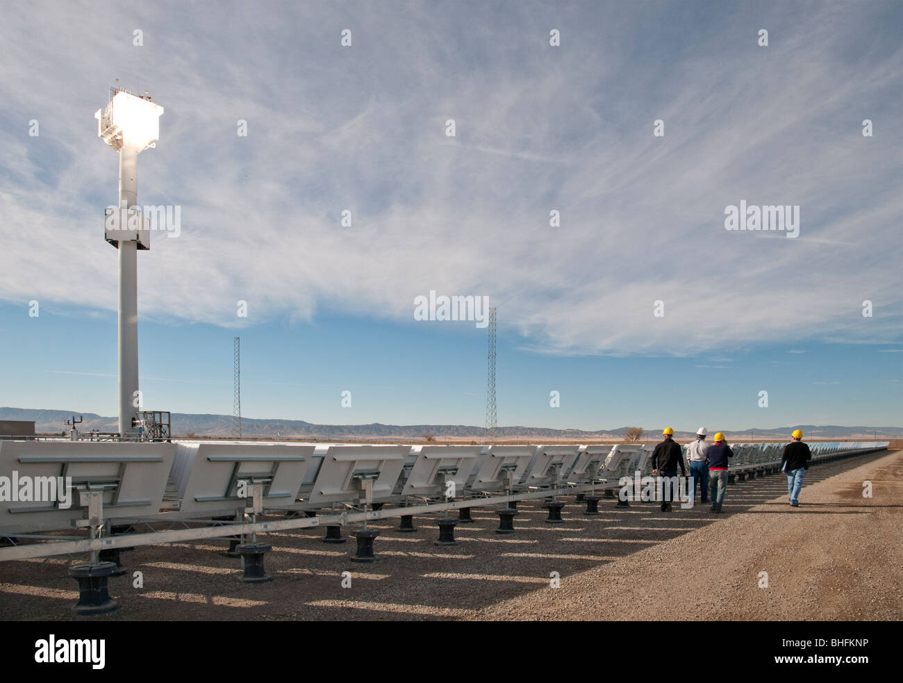 Solare termico impianto di alimentazione con specchi heliostat e torre nella California del Sud Foto Stock