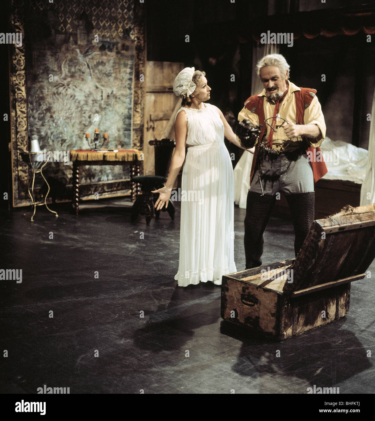 Teatro / teatro, musical, 'Zweimal Götz', compositore: Raimund Rosenberger, scena con: Waltraut Haas, Benno Hoffmann, sala congressi, Böblingen, ottobre 1976, Foto Stock