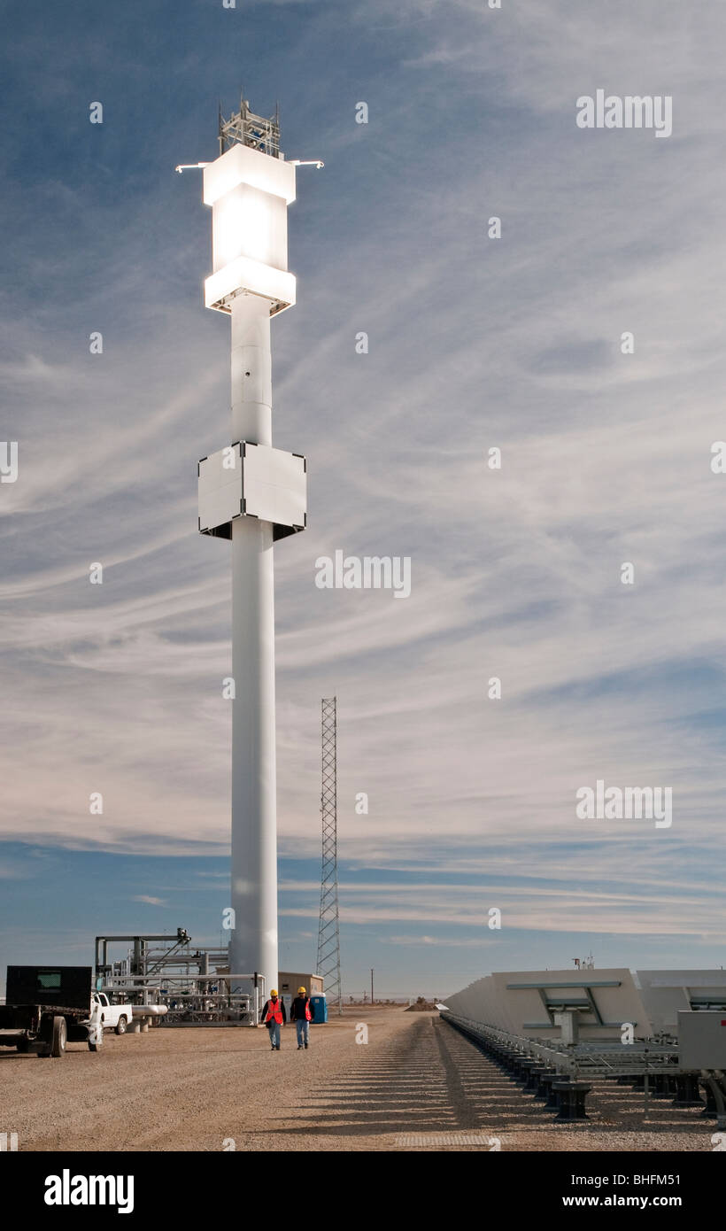 Solare termico impianto di alimentazione con torre-ricevitore montato e specchi heliostat nella California del Sud Foto Stock