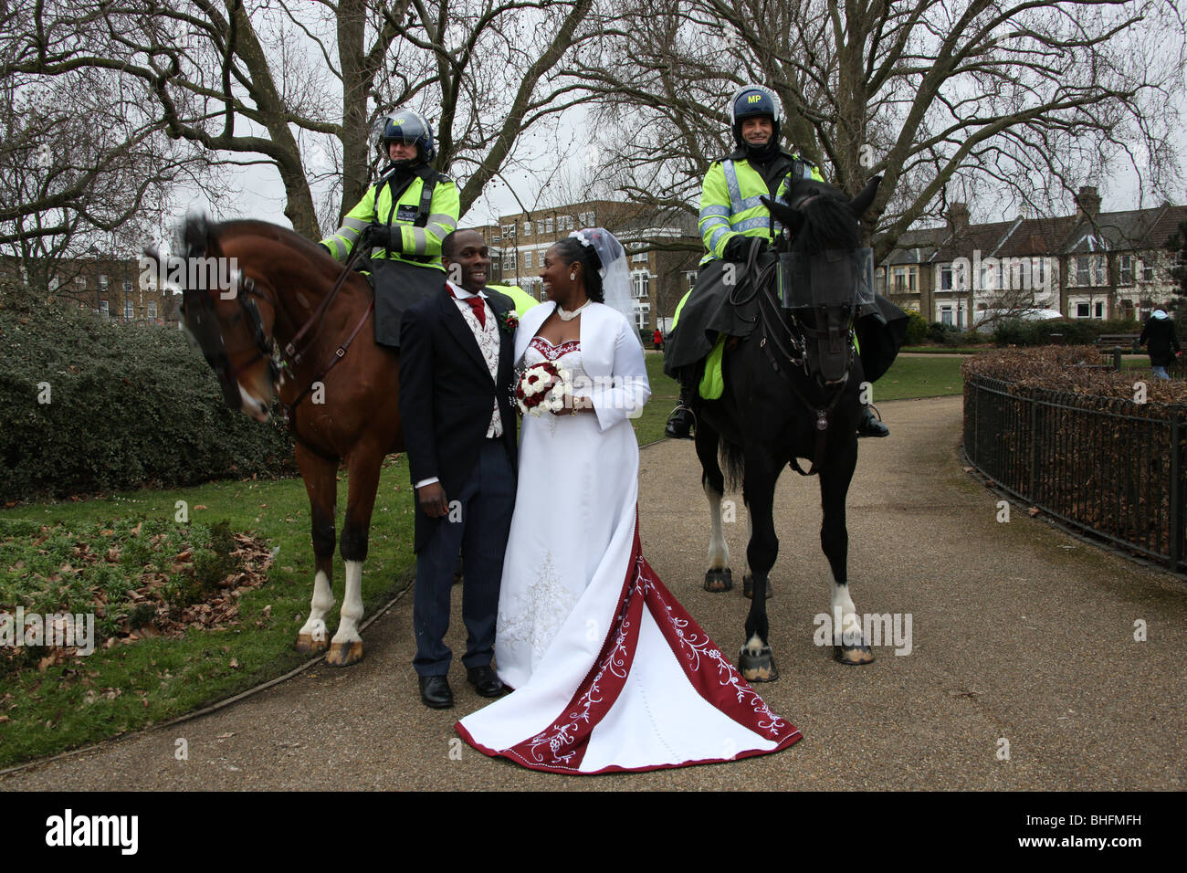 Una giovane nigeriana nel loro giorno delle nozze nella zona est di Londra dopo un nato di nuovo cerimonia cristiana. Anche con montati due funzionari di polizia. Foto Stock