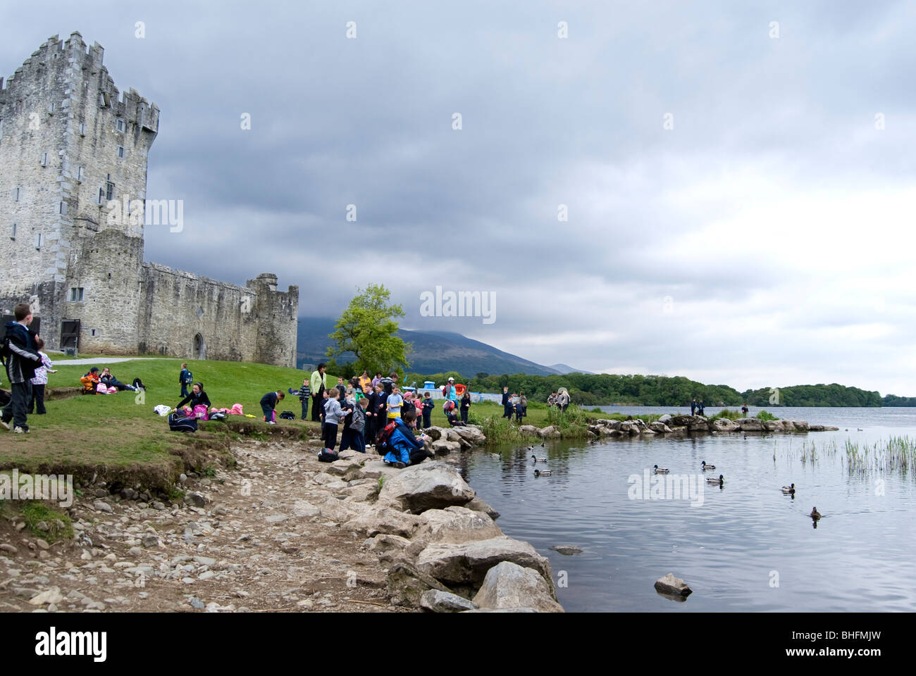 Scuola di viaggio al Castello di Ross, Parco Nazionale di Killarney, Irlanda Foto Stock