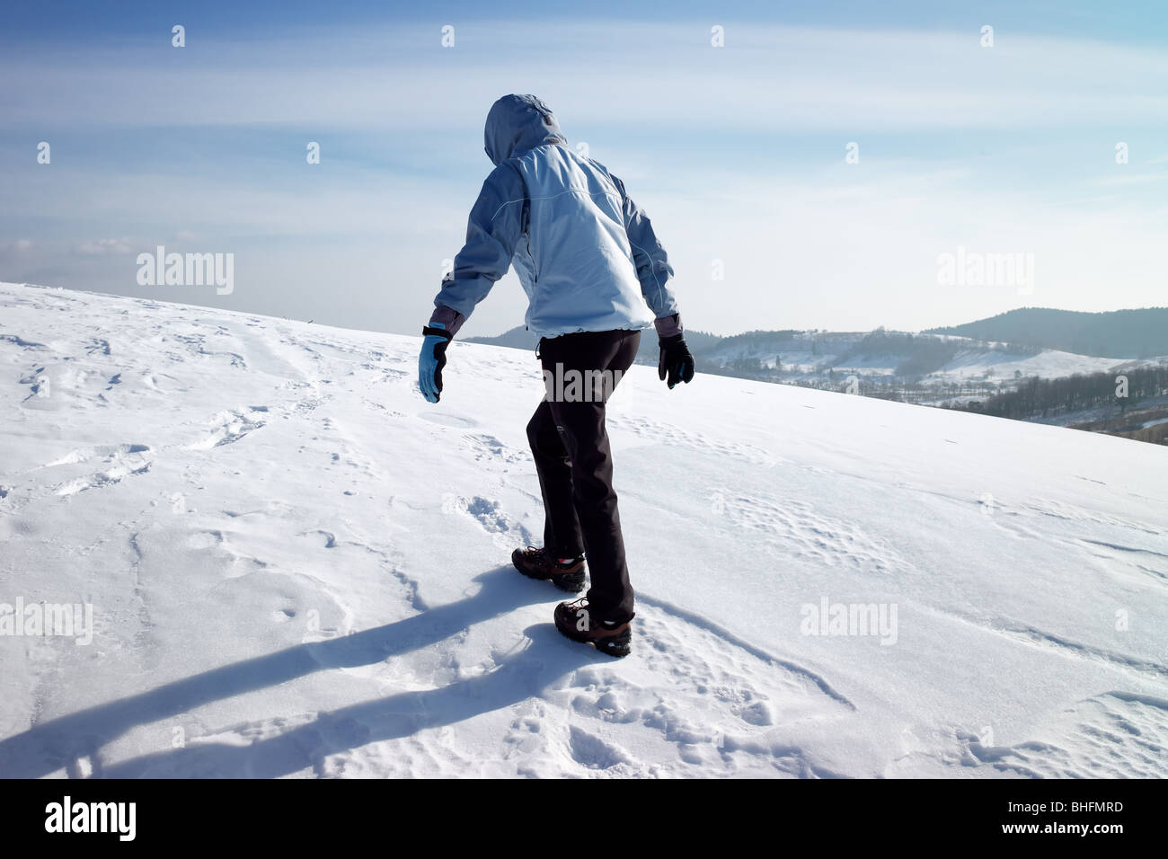 Escursionista sulla neve invernale campo Foto Stock