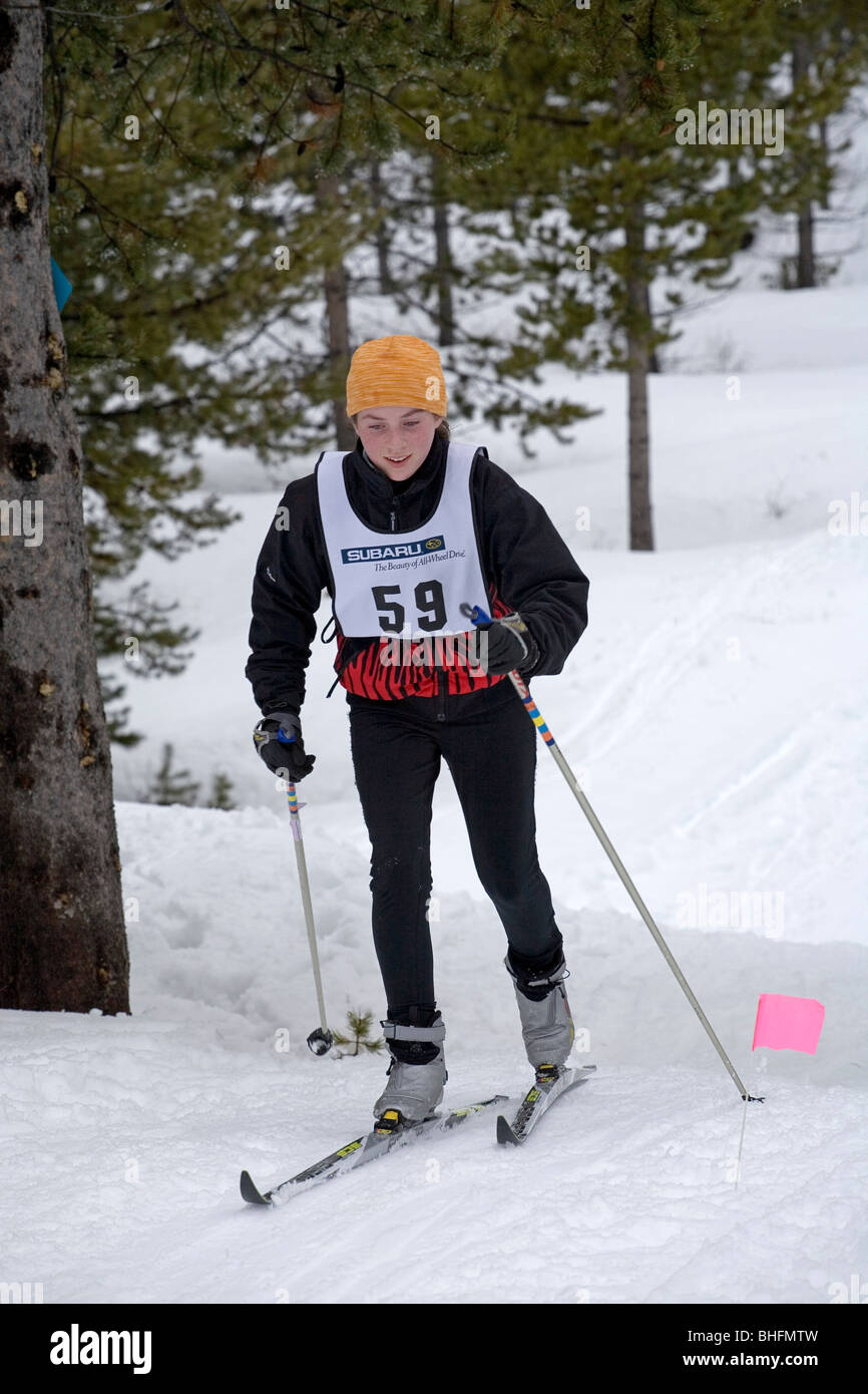 Un cross country (nordic) alta scuola sci racer su un classico Nordic Ski via in Oregon Foto Stock