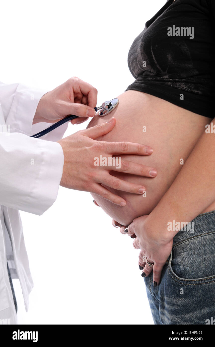 Donna incinta essendo controllato dal medico su sfondo bianco Foto Stock