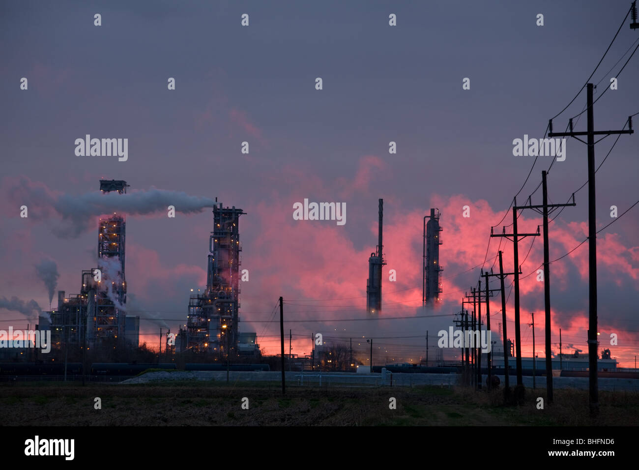 Raffinerie al tramonto, Donaldsonville, Louisiana, inizio del vicolo di chimica Foto Stock