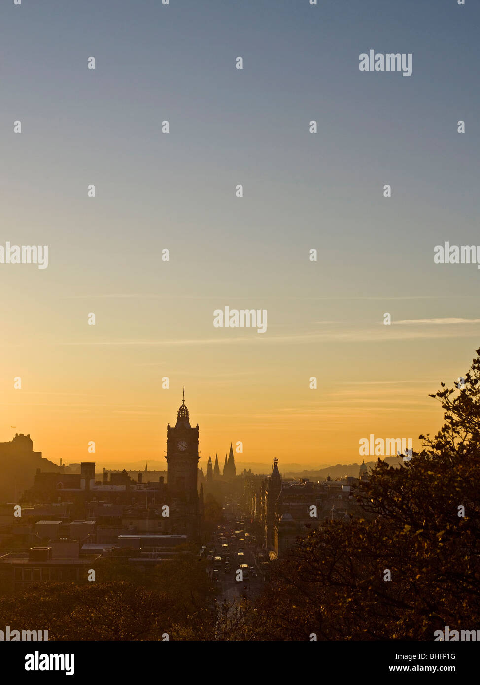 Vista lungo Princes Street, Edimburgo al tramonto mostra Balmoral Hotel e Monumento Scott da Calton Hill Foto Stock