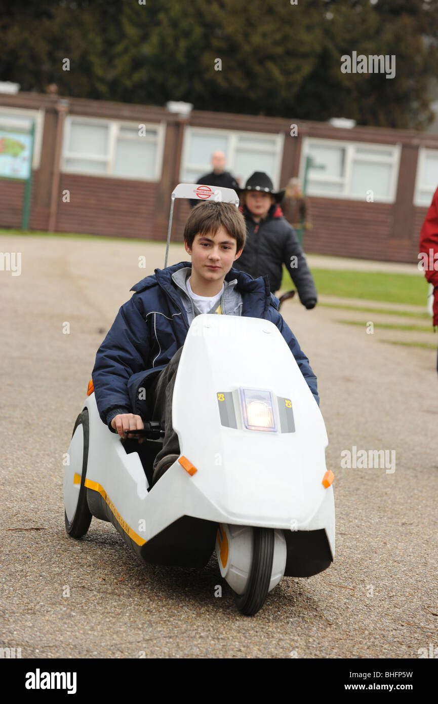 Giovane uomo alla guida di un Sinclair C5 tre elettrico wheeler sul suo XXV anniversario Foto Stock