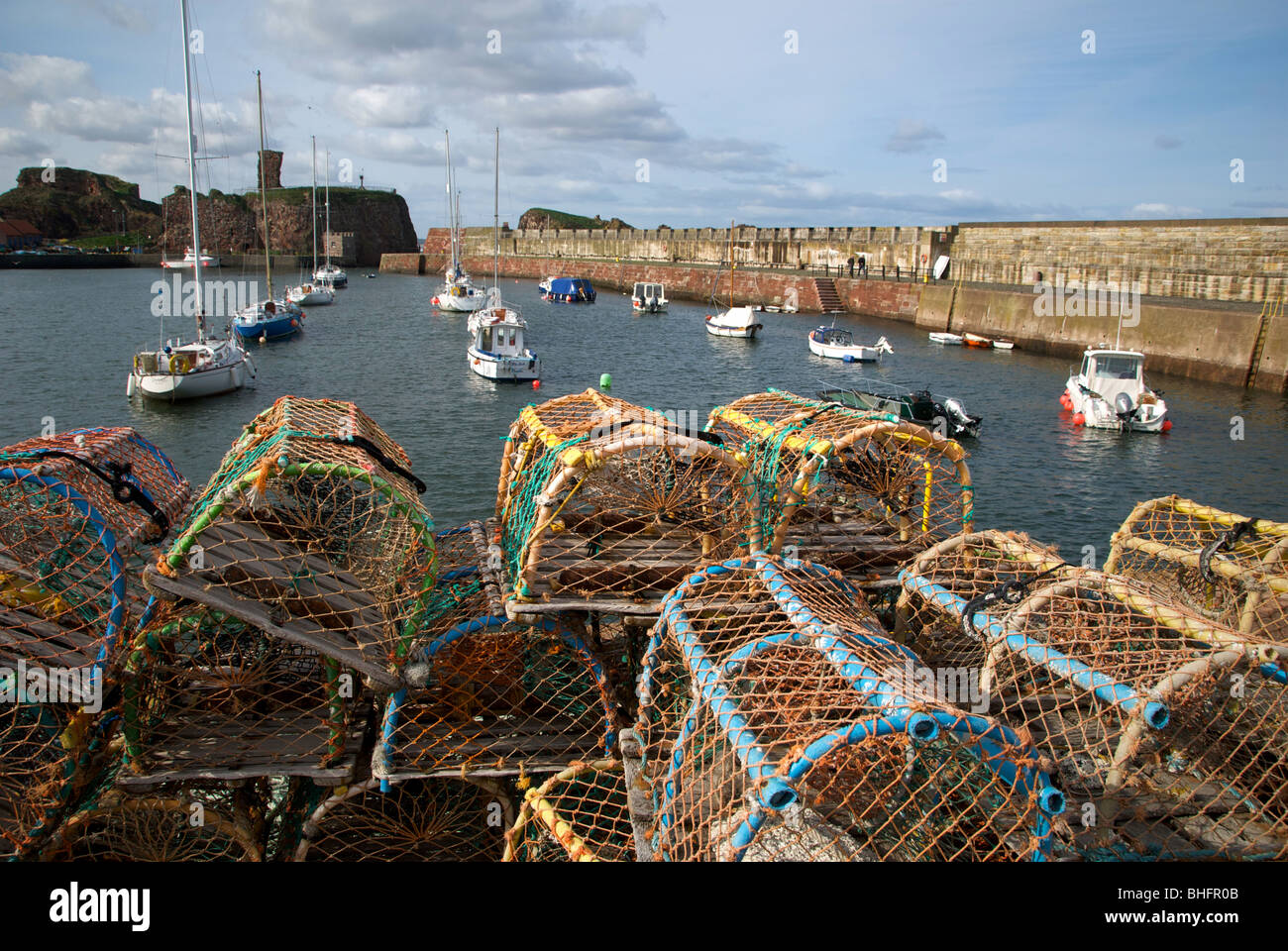 Dunbar East Lothian Scotland Regno Unito Porto Porto Lobster Pot a vela Barche da pesca Quay Foto Stock