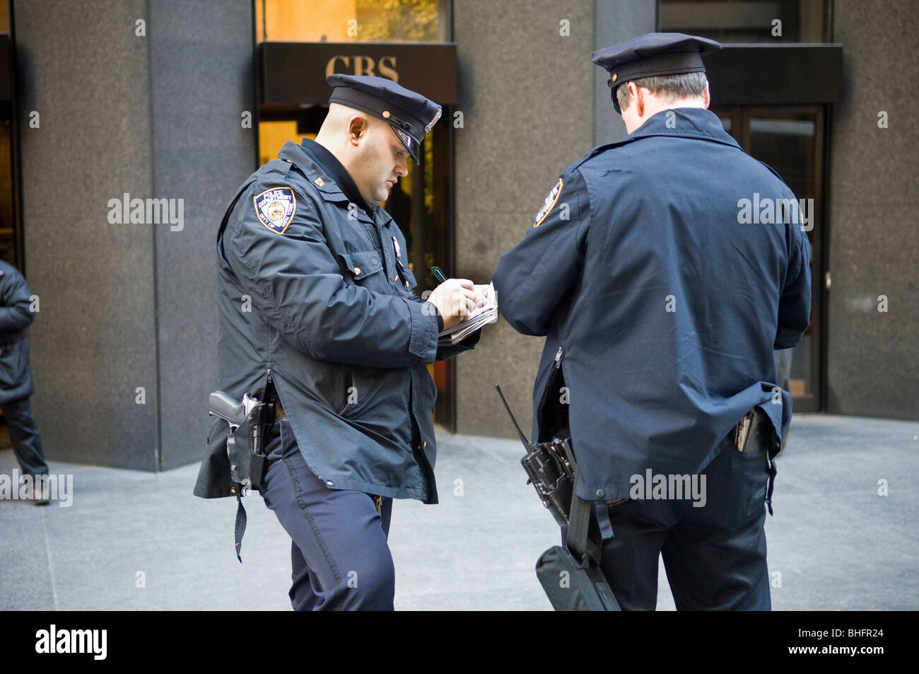 Ufficiali di NYPD scrivere relazioni in New York il giovedì, 4 febbraio 2010. (© Richard B. Levine) Foto Stock