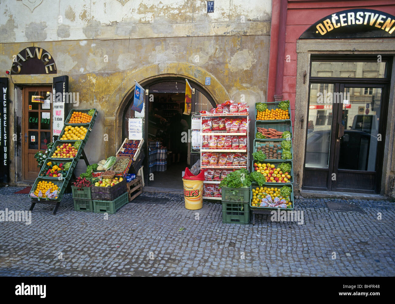 Una piccola drogheria verde o mercato ortofrutticolo nella città di Praga, Repubblica Ceca Foto Stock