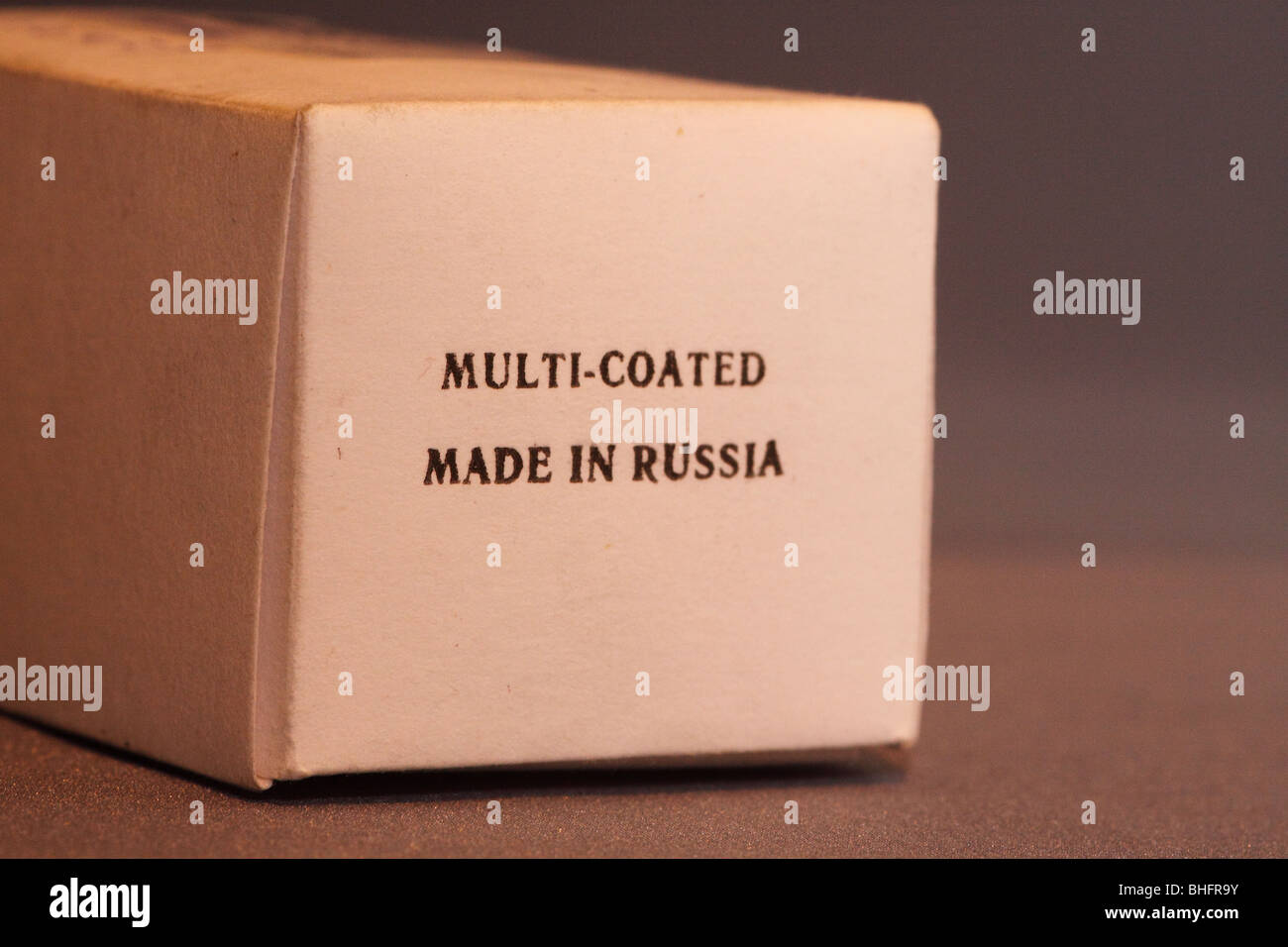 Scatola con multi rivestito realizzato in Russia scritto su di esso Foto Stock