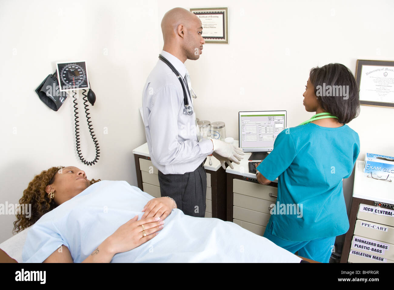 Medico e infermiere visita il paziente e discutere il suo recupero e trattamenti aggiuntivi. Foto Stock