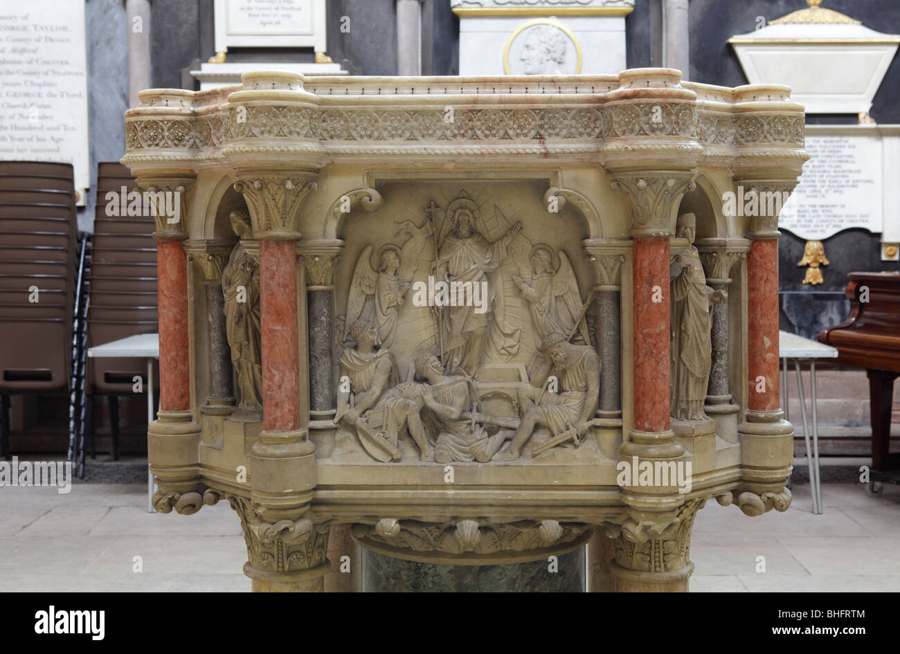 Intricate sculture di Font situato nel transetto nord di Lichfield Cathedral. Foto Stock