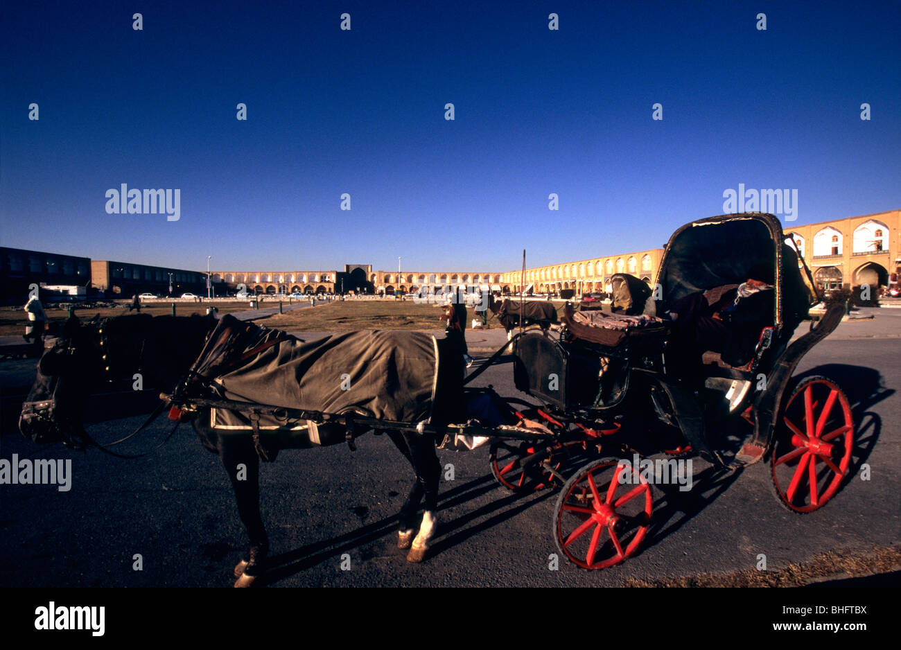 Cavallo e pullman nel Naghsh-ho JAHAN Piazza, Isfahan, Iran Foto Stock