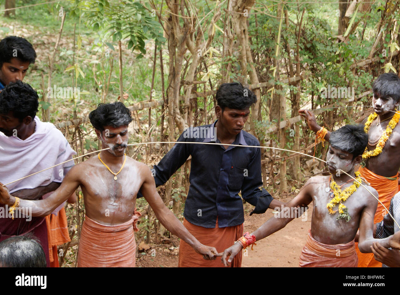Acciaio asta di ferro forato attraverso due persone guancia. Una varietà incredibile e rara festival Kavadi scena dal Kerala, India Foto Stock