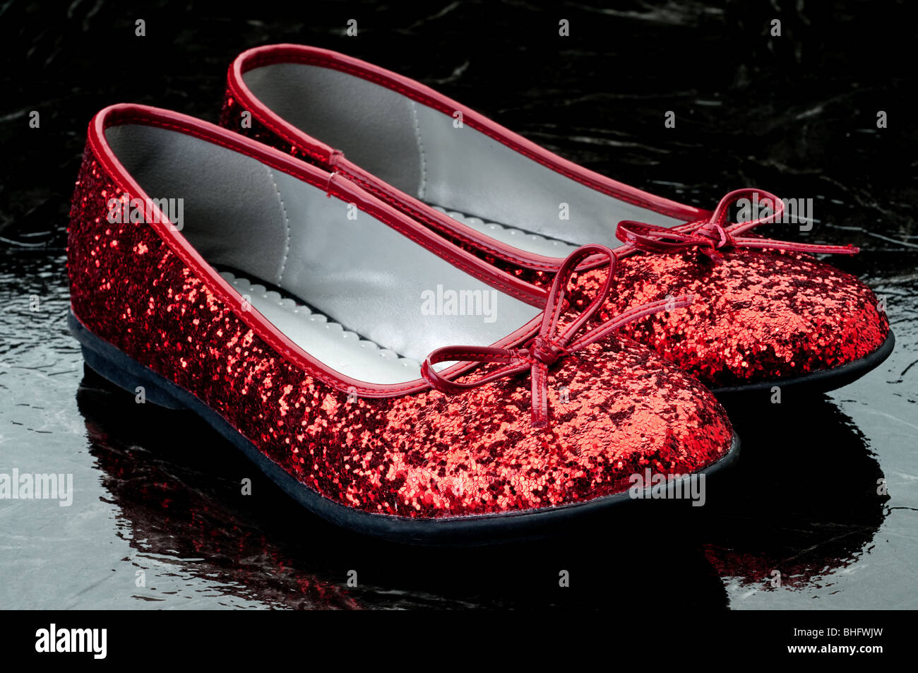 L'immagine orizzontale di sequined pantofole rosso scuro sulla piastrella. Foto Stock
