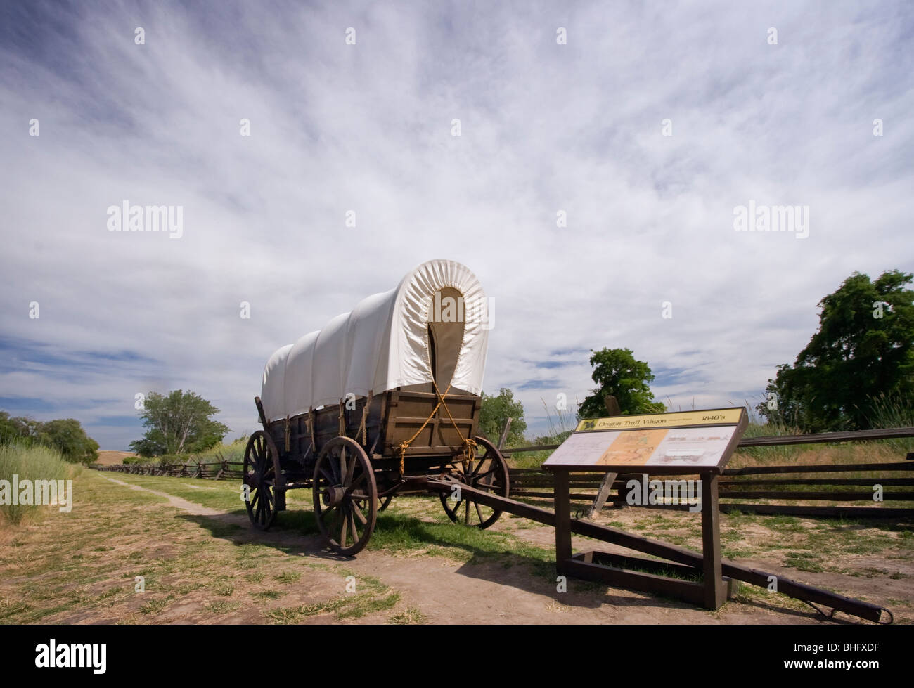 Il carro coperto a due assi sullo storico Oregon Trail che corre attraverso Whitman Mission National Historic Site, Walla Walla, Washington Foto Stock