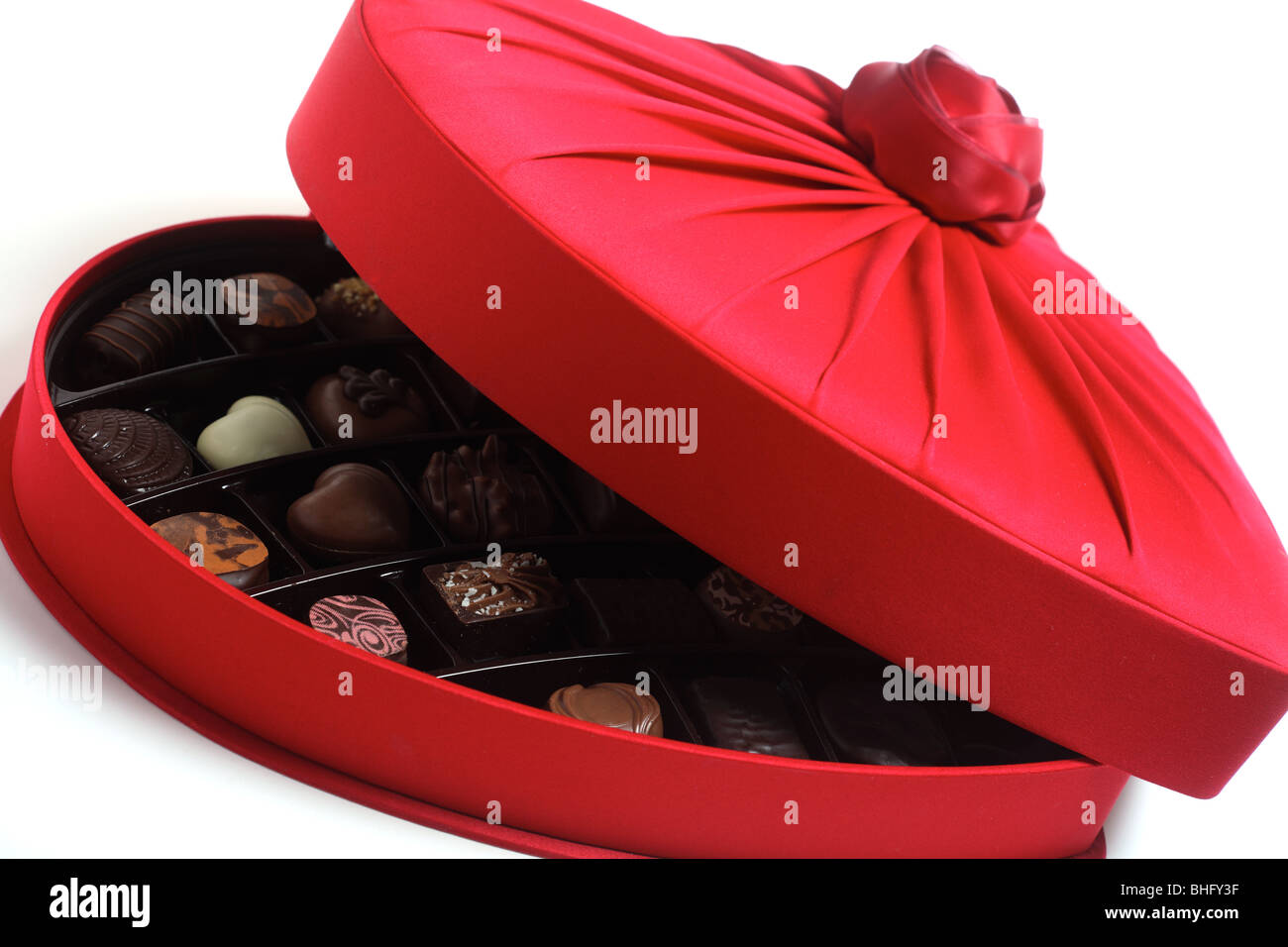 A forma di cuore scatola piena di cioccolatini di lusso Foto stock - Alamy